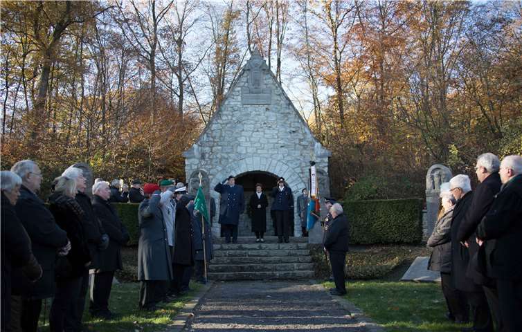 V.l.: Oberfeldwebel der Reserve Alexander Bayer, Bürgermeisterin Renate Offergeld und der erste Vorsitzende der Kyffhäuserkameradschaft Manfred Möller.CEW
