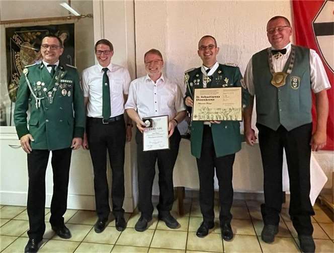 V.l.: Oberleutnant und Scheibenkönig Guido Knopp, 2. Kassierer Dominik Krebs, Schriftführer Frank Heidgen, Brudermeister Alexander Knopp, Bezirksbundesmeister Uwe Walkenbach Foto: Sankt Sebastian Schützenbruderschaft