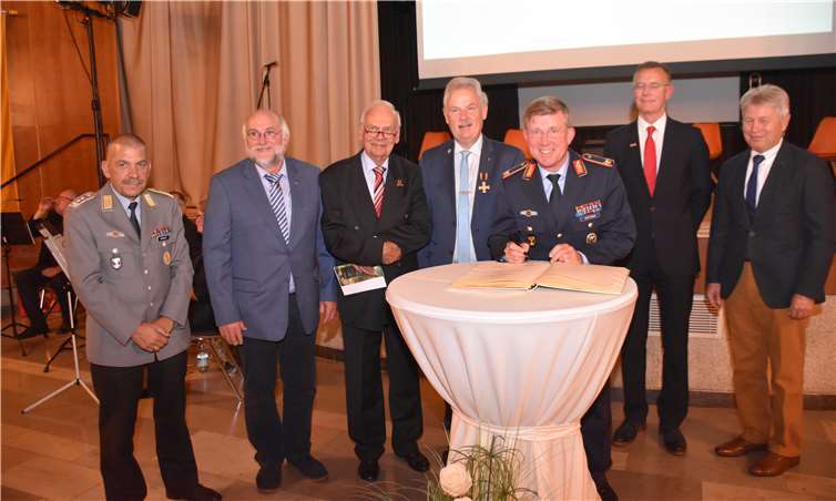 V.l.: Oberst Norbert Schmidt, Kalle Kersthold, Claus Wehage, Stefan Raetz, Brigadegeneral Ralf Hoffmann, Dr.Gerd Landsberg, Gerneral a.D. Gerd W. Back. Fotos: EICH
