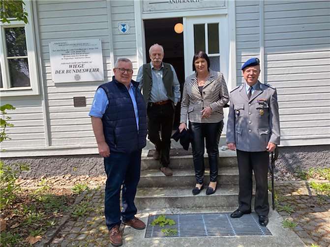 V.l.: Oberst a.D. Franz-Josef Dirksen, Oberstleutnant a.D. Dieter U. Schmidt, Anette Moesta MdL und Oberstarzt Dr. Peter Richter. Foto: Wahlkreisbüro von Anette Moesta, MdL