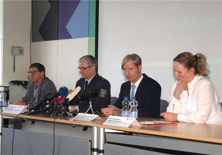 (V.l.) Oberstaatsanwalt Rolf Wissen (Staatsanwaltschaft Koblenz), Kriminaldirektor Jürgen Süs (Leiter der Abteilung Polizeieinsatz), Kriminalhauptkommissar Thomas Lauxen (Leiter der SOKO Hauptfriedhof“) und Kriminaldirektorin Kathrin Süßenbach (Leiterin Zentrale Kriminalinspektion). (v.l.).Udo Stanzlawski