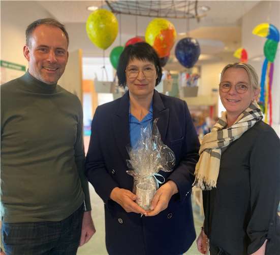 V.l.: Oliver Beck, Head of Human Relations bei LTS, Anette Moesta MdL und Kita-Leitung Kerstin Kröll sprechen über frühkindlicher Bildung in der Betriebskindertagesstätte LTS Wichtelgarten. Foto: Büro Anette Moesta