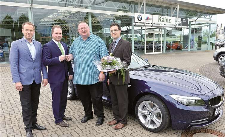 V.l. Oliver Kainz, Geschäftsführer des Autohauses Kainz GmbH und Co.KG Mayen; Stefan Weber, Marktbereichsleiter der Kreissparkasse Mayen; Michael Decker, der Gewinner und Martin Steinsiek, Filialleiter der KSK-Filiale in Boos, übergaben die Schlüssel und gratulierten zum Gewinn. KSK