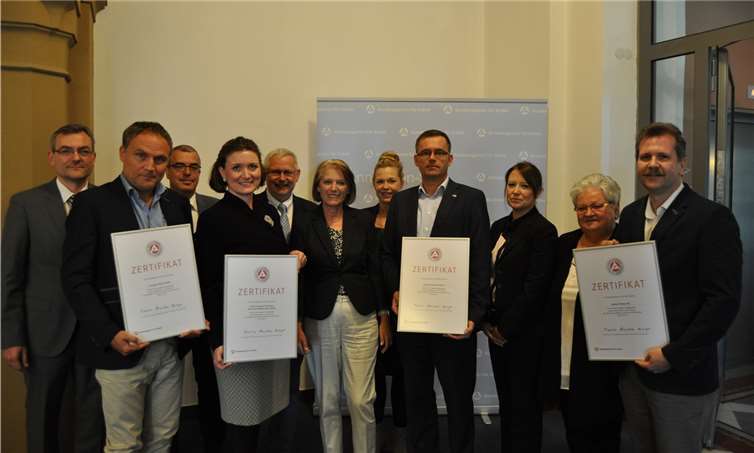 V.l.: Oliver Krämer, Geschäftsführer der Kreishandwerkerschaft Bonn/Rhein-Sieg, Werner Enzinger, Geschäftsführer Enzinger Elektro, Ralf Steinhauer, Leiter der Berufsberatung der Agentur für Arbeit Bonn/Rhein-Sieg, Ruth van den Elzen, Hoteldirektorin Hotel Collegium Leoninum Nova Vita Residenz, Jürgen Hindenberg, Geschäftsführer für Berufsbildung und Fachkräftesicherung der IHK Bonn/Rhein-Sieg, Marita Schmickler-Herriger, Vorsitzende der Geschäftsführung der Agentur für Arbeit Bonn/Rhein-Sieg, Sonja Mertens, Maschinenbau Kitz, Heinz-Gerd Musal, Personalmanagement Maschinenbau Kitz, Britta Pohl, Maschinenbau Kitz, Renate Büllesfeld, Maler Höhner und Thomas Höhner, Geschäftsführer Maler Höhner.Agentur für Arbeit Bonn/Rhein-Sieg