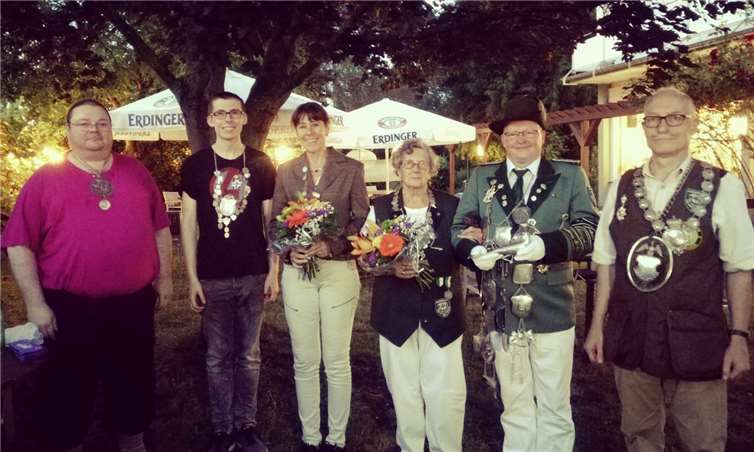 (V.l.): Ordenträger der „Krumm Buchs“: Uwe Becker, Jungschützenprinz Finn Lessinger, Sternkönigin Claudia Hinterkircher, Weisskönigin Magreth Schenk, Weisskönig Michael Schenk und Schwarzkönig Andreas Keiner. Fotos: privat
