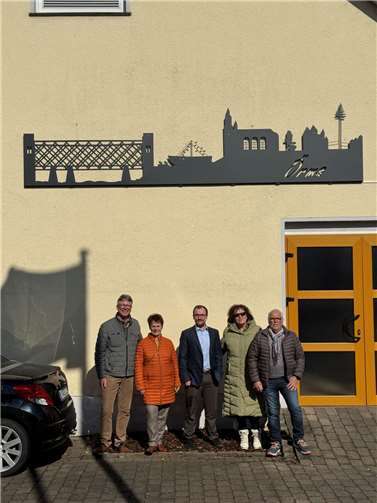 V.l.: Ortsbürgermeister Norbert Bahl, Ursula Couvreux, Marcel Couvreux, Ortsbeigeordnete Marion Höfer, Ortsbeigeordneter Johannes Weiler. Foto: Ortsgemeinde Urmitz
