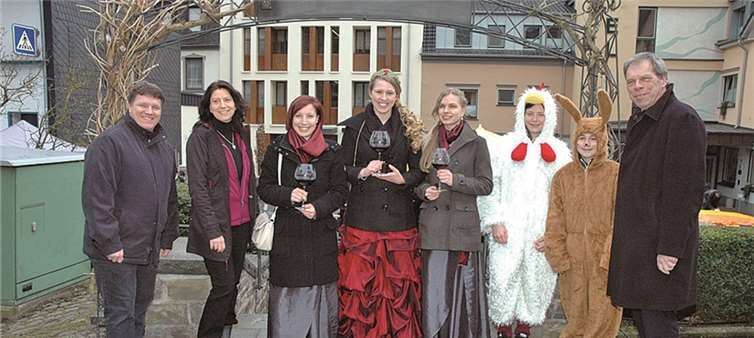 V.l.: Ortsbürgermeister Rüdiger Fuhrmann, Vorsitzende Weinort Altenahr Eva Flügge, Weinprinzessin Elisabeth Parschau, Weinkönigin Lisa Schmidt, Weinprinzessin Iris Hupperich, Hühnchen Lena Friedrich und Osterhase David Müller und, Bürgermeister Achim Haag eröffneten die Altenahrer Ostergrüße.UM