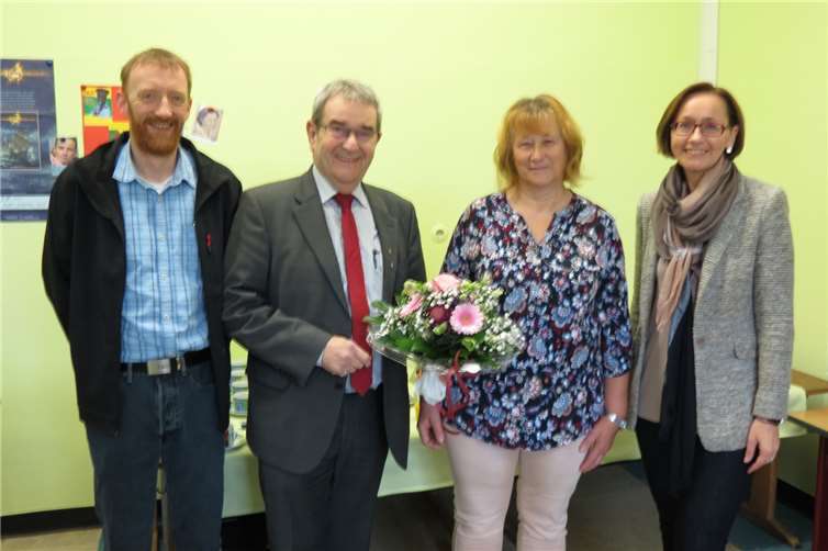(V.l.): Ortsbürgermeister Welches, Bürgermeister Probst, Ana Sadowski, Schulleiterin Neunheuser-Etzkorn.  privat