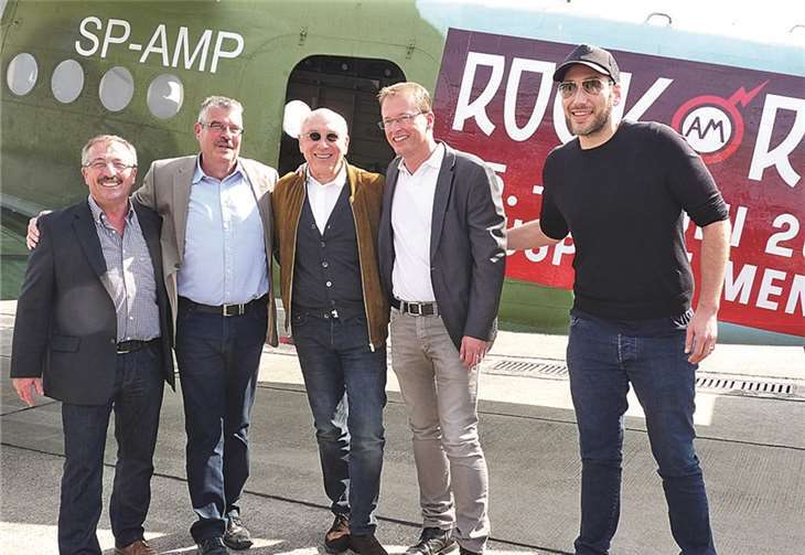 (V.l.) Ortsbürgermeister von Kruft, Rudolf Schneichel, Stadtbürgermeister Hans-Peter Ammel, Marek Lieberberg, VG-Bürgermeister Jörg Lempertz, André Lieberberg (Sohn) vor dem russischen Doppeldecker Antonow II, bei dem es sich um den größten einmotorigen Doppeldecker der Welt handelt. FRE
