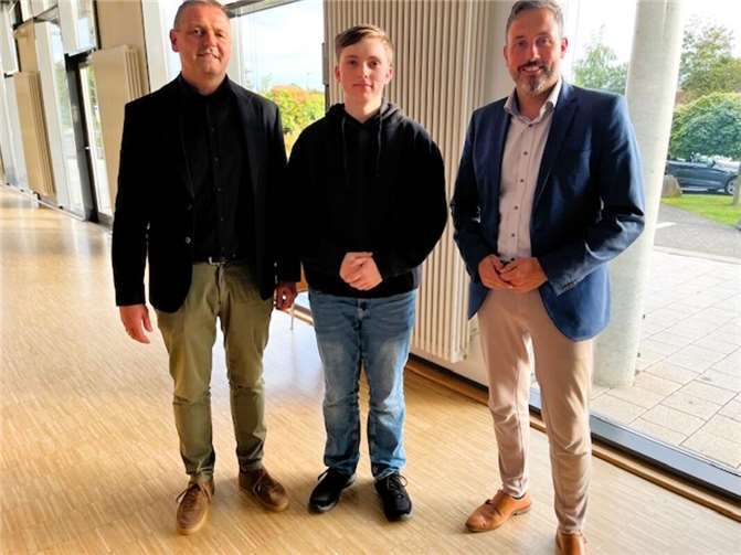 V.l.: Ortsvorsteher Stefan Kneib, Jugendwart Henrik Neufeind, Oberbürgermeister Christian Greiner. Foto: privat