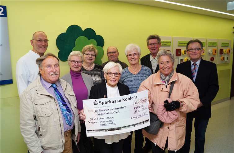V.l.: PD Dr. Thomas Nüsslein, Gruppensprecher Mayen Manfred Weidtke und Ehefrau Ingrid mit Scheck, Gruppensprecherin Koblenz Charlotte Maurer, Regionalsprecher H.P. Weber (r.) sowie weitere Mitglieder des ILCO-Teams.  privat