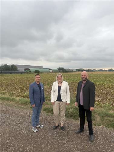 Acht Hektar Land für Unternehmen gesichert V.l.: PEG-Geschäftsführer Manfred Lütz, Bürgermeisterin Petra Kalkbrenner, Wirtschaftsförderer Martin Koenen. Foto: privat