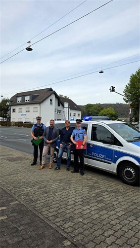 V.l.: PHK Marc Egner (Polizeiinspektion Andernach), Christian Greiner (Oberbürgermeister der Stadt Andernach), Christoph Kretschmer (stellv. Geschäftsführer des Jobcenters Landkreis Mayen-Koblenz), POR Martin Hoch (Leiter der Polizeiinspektion Andernach).Foto: Polizeidirektion Koblenz
