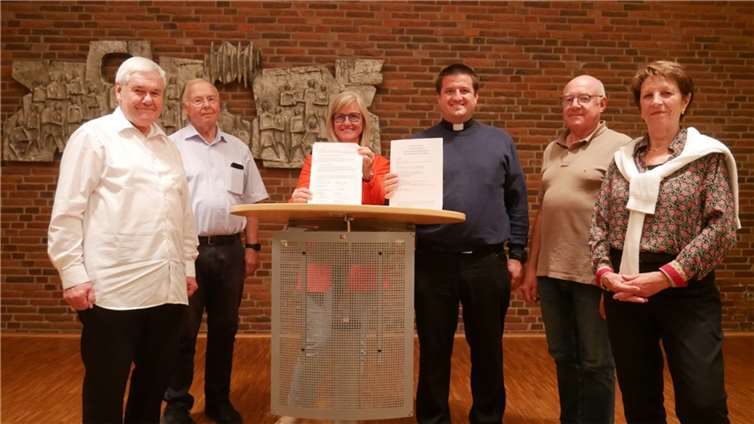 V.l. Pater Karl Knott SAC (Pfarrer St. Marien in der Augst), Reinhard Labonte (stellvertretender Verwaltungsratsvorsitzender St. Marien in der Augst), Martina Bock (Vorsitzende des Pfarrgemeinderats St. Marien in der Augst), Steffen Henrich (Pfarrer St. Peter Montabaur), Bernd Neuroth (stellvertretender Vorsitzender des Verwaltungsrats St. Peter Montabaur) und Christa Windeck (Vorsitzende des Pfarrgemeinderats St. Peter Montabaur). Foto: privat