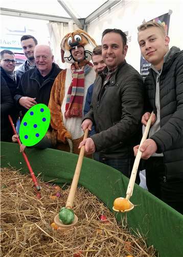 (V.l.) Patrick Schaden, Christian Schuth, Werner Wolf, der Osterhase, Julius Weber, Jens Firmenich, Maternus Dötsch.Jenny Konrad
