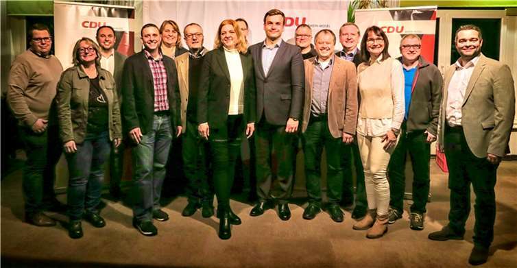 Neuer Vorstand gewählt V.l.: Patrick Schaden, Marion Graf, Jens Firmenich, Andreas Griebel, Annette Breitkreutz, Frank Weiland, Sabrina Blum, Dr. Peter Stukenberg, Christian Schuth, Martin Spitzley, Jörg Johann, Jörg Meurer, Susanne Hartmann-Etzkorn, Alexander Kneip, Torsten Welling MdL Foto: privat