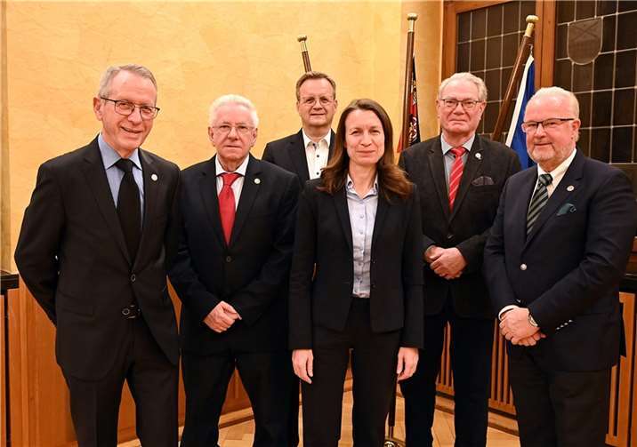 V.l.: Paul Neuhaus, Hans-Werner Wey, Markus Becker, Rudolf Scharrenbach und Hans-Jürgen Juchem wurden für ihr außergewöhnliches und langjähriges Engagement durch Landrätin Cornelia Weigand (Mitte) mit der Ehrennadel des Landes Rheinland-Pfalz ausgezeichnet.  Foto: Schuhmann