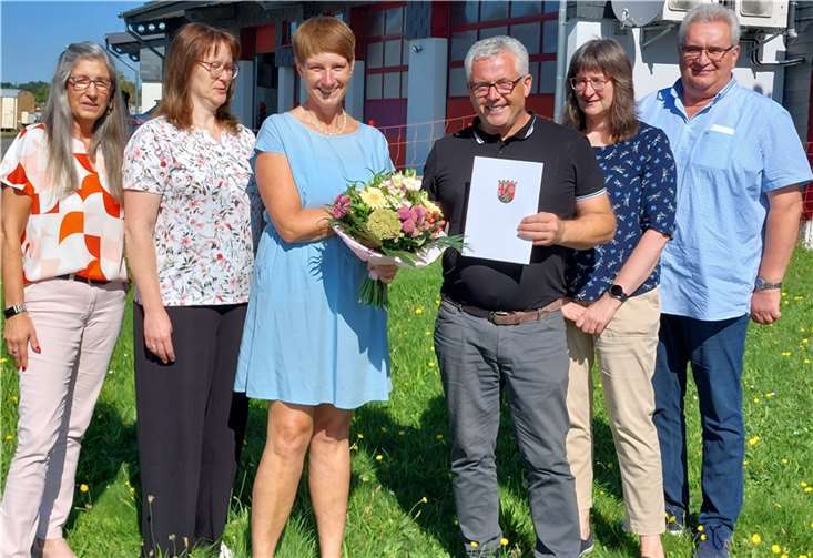 V.l.: Personalratsvorsitzende Petra Gotto, Standesbeamtin Tina Blatt, Standesbeamtin Dorothee Oster-Daum, Bürgermeister Albert Jung, stellvertretende Büroleiterin Lydia Wagner und Fachbereichsleiter Norbert Fuhrmann  Copyright: VG Kaisersesch/Anita Fuhrmann