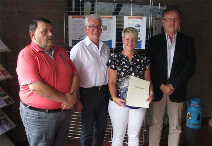 V.l.: Personalratsvorsitzender Dirk Herra, Bürgermeister Volker Mendel und Büroleiter Wolfgang Müller gratulierten Simona Weller.privat