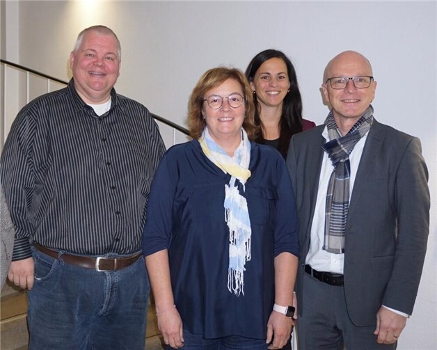V.l.: Personalratsvorsitzender Wolfgang Goeken, Fachbereichsleiterin Sandra Dietrich Fuchs, Büroleiterin Jasmin Alter und Oberbürgermeister Dirk Meid. Foto: Jacqueline Blang/Stadt Mayen
