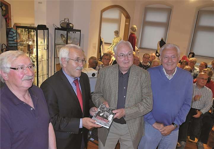 V.l. Peter Kalter (Mitautor), Hermann-Josef Schmidt (Ortsvorsteher), Alois Pickel (Autor), Wilfried Ohlenmacher (Mitautor). privat