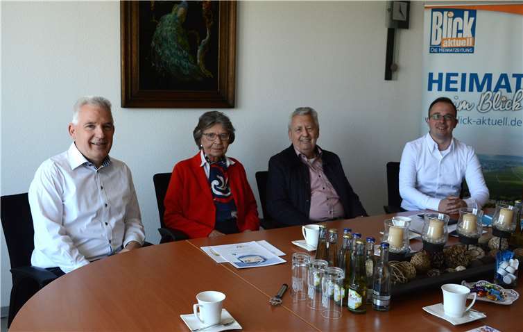 V.l.: Peter Krupp, Geschäftsführer der KRUPP DRUCK oHG, Barbara Genscher, Schirmherrin der Deutschen Herzstiftung, Rainer Walterscheid, ehrenamtlicher Beauftragter der Deutschen Herzstiftung und Daniel Stoffel, stellvertretender Redaktionsleiter von „BLICK aktuell“.Fotos: C. Fiala