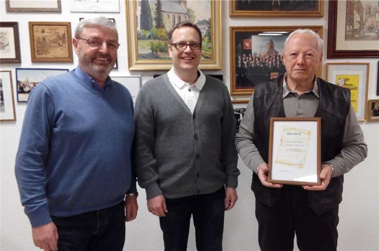 V.l.: Peter Nördershäuser, Zweiter Vorsitzender, Chordirektor Jens Konieczny, Edwin Pohlen mit seiner Ehrenurkunde.privat