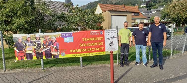 V.l. Peter Röttgen (Werbetechnik Röttgen), Thorsten Wagner und Josef Buhr (Feuerwehr Roßbach/Wied). Foto: Marlon Wagner