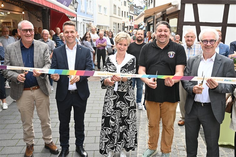 V.l.: Peter Ropertz, Pascal Rowalt, Martina Groß (Sie eröffnete vor 50 Jahren die Fußgängerzone Niederhutstraße), Alexander Petkowski, Hermann-Josef Pelgrim