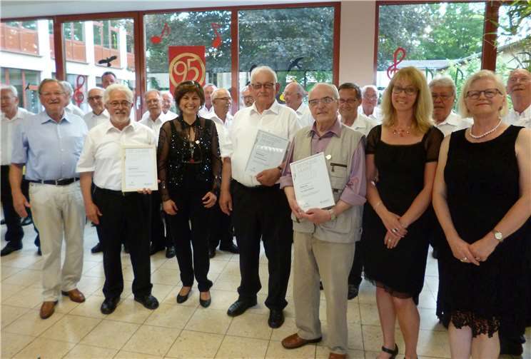 Gemeinsam 95 Jahre Chorgesang gefeiert V.l.: Peter Weiler, Bernhard Weinand, Elke Münch, Helmut Neideck, Günther Link, Nicole Montabauer (Zweite Vorsitzende MGV) und Barbara Nöst-Butz.