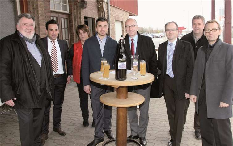 (V.l.) Peter und Markus Schemerka, „Bahnhofsstüffje“-Pächterin Sandra Breutigam, Peter Schemerka jun., Bürgermeister Bert Spilles, Jörg Hild und Gerd Gerres von den Fachbereichen Stadtplanung/Liegenschaften bzw. Bauordnung/Liegenschaften sowie Wirtschaftsförderer Dirk Schwindenhammer stellten das neue Gastronomiekonzept im Bahnhof Meckenheim vor.  CBÜ