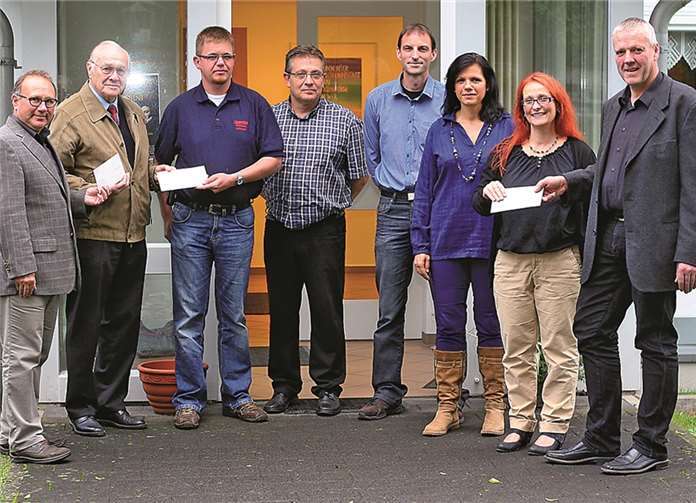 V.l.: Pfarrer Andreas Laengner (Jugendkeller, Evgl.Kirchengemeinde Anhausen), Rolf Lück, Thorsten Momm (Förderverein Freiwillige Feuerwehr Kirchspiel Anhausen), Thomas Letschert, Matthias Blum, Andrea Blum (Leiter/in Jugendtreff Evgl.Kirchegemeinde Anhausen), Ariane Kern (Freunde und Förderer der Grundschule Anhausen und der Kindergärten Anhausen und Rüscheid), Jörg Wagenknecht.privat