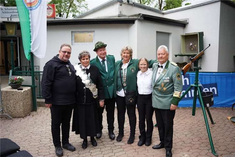 V.l.: Pfarrer Bernhard Dobelke, scheidende Schützenkönigin Eve Mros, neuer Schützenkönig Norbert Muchow, Schützenliesel Claudia Kokol, Schülerprinzessin Fiona Saftig, Brudermeister Walter Honerbach. Foto: privat
