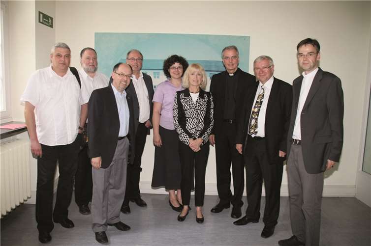 (V.l.) Pfarrer Eric Condé (Neuendorf), Pfarrer Michael Frevel (Pfarreiengemeinschaft Rechte Rheinseite), Pfarrer Stephan Wolff (Innenstadt Dreifaltigkeit), Pfarrer Herbert Lucas (Metternich), Dekanatsreferentin Christiane Schall, Bürgermeisterin Marie-Theres Hammes-Rosenstein, Weihbischof Jörg Michael Peters, Oberbürgemeister Prof. Dr. Joachim Hofmann-Göttig und Dechant Thomas Hüsch.privat