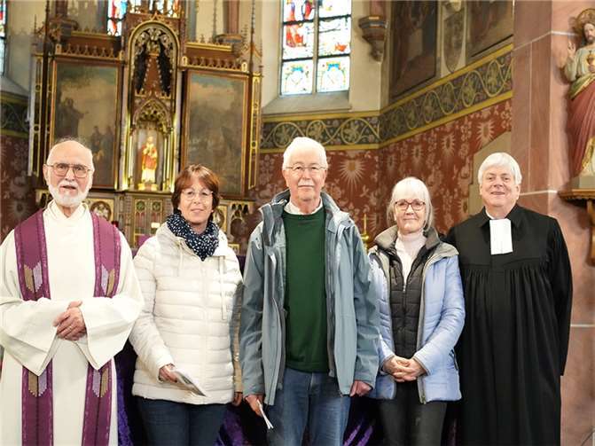 V.l..: Pfarrer Hans-Werner Schlenzig (alt-kath.), Annette Weiß (röm.-kath.), Winfried Loser (röm.kath.), Elisabeth Bay (röm.-kath.), Pfarrer Andreas Horn (ev.). Foto: privat