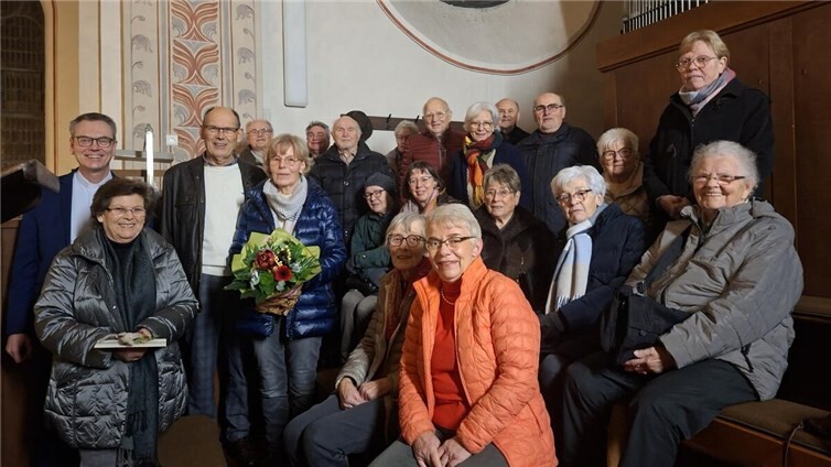 V.l.: Pfarrer Norbert Missong, Chorvorsitzende Monika Leinz, Chorleiter und Organist Ernst Ellerich und Ehefrau Hilde Ellerich sowie Kirchenchormitglieder auf der Orgelempore in der Sankt Arnulf Kirche in Nickenich. Foto: Monika Bermel