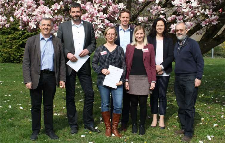 V.l Pfarrer Thomas Werner (Erster Vorsitzender Christlicher Hospizverein Coc-Zell), Frank Zenzen (Caritasdirektor), Nathalie Dimmig (stellvertretende. Einrichtungsleitung Kloster Ebernach), Dr. Matthias Bussmann (Medizinischer Vorstand Franziskanerbrüder v. Hl. Kreuz), Andrea Laux (Pflegedienstleitung Kloster Ebernach), Sandra Kneip (Bereichsleitung Pflege & Gesundheit Caritas) und Matthias Schnitzler (Zweiter Vorsitzender Christlicher Hospizverein Coc-Zell) vereinbaren eine Kooperation in der Hospizarbeit.Foto: privat