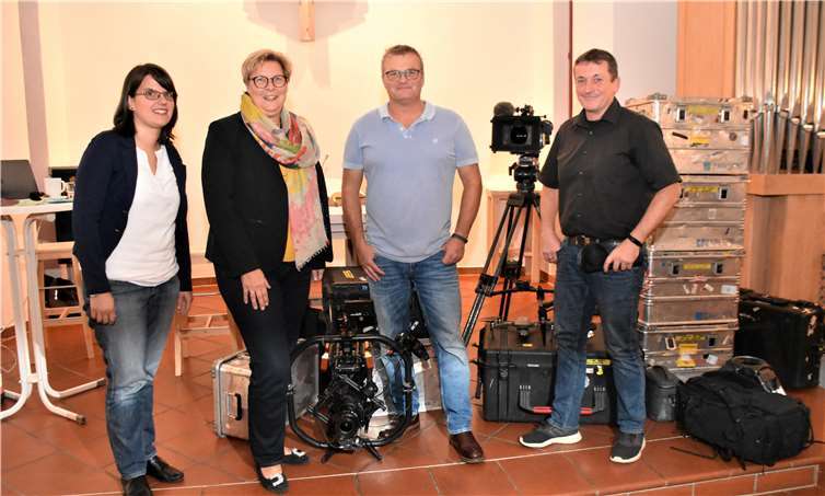 V.l.: Pfarrerin der Evangelischen Kirchengemeinde Swisttal Franziska Hageloch, Bürgermeisterin Petra Kalkbrenner, Oliver Roetz und sein Schulfreund Udo Ellmer.Foto: EICH