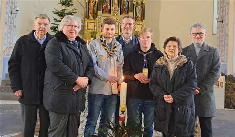 V.l.: Pfarrgemeinderatsvorsitzender Horst Schmitz und Ehefrau Elisabeth, Raphael Weber, Pfarrer Norbert Missong, Sebastian Hesch, Monika Leinz und Pfarreienratsvorsitzender Wolfgang Weber. Foto: Sandra Rheindorf-Weber