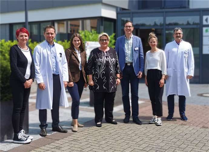 V.l.: Pflegemanagerin Sandra Worliczek, Ärztliche Gesamtleitung Dr. Torsten Bähner, Kaufmännische Leiterin Leonie Hain, Geschäftsführerin Cornelia Kaltenborn, Hans-Peter Mayer, Kaufmännischer Leiter im Seniorenzentrum Marienstift, Sina Prangenberg, Kaufmännische Leiterin im MVZ St. Nikolaus-Stiftshospital, Dr. Wolfgang Boos, Stellvertreter Ärztliche Gesamtleitung im St. Nikolaus-Stiftshospital. Foto: St. Nikolaus-Stiftshospital/Maren Peters