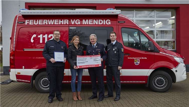 V.l.: Philipp Wölwer, Jugendfeuerwehrwart Jugendfeuerwehr Bell, Tanja Dorner, Muskoviszidose e.V., Horst Klee, Kreisjugendfeuerwehrwart, Nico Bei, Kassenwart Kreisjugendfeuerwehrverband. Foto: Fin Wissen