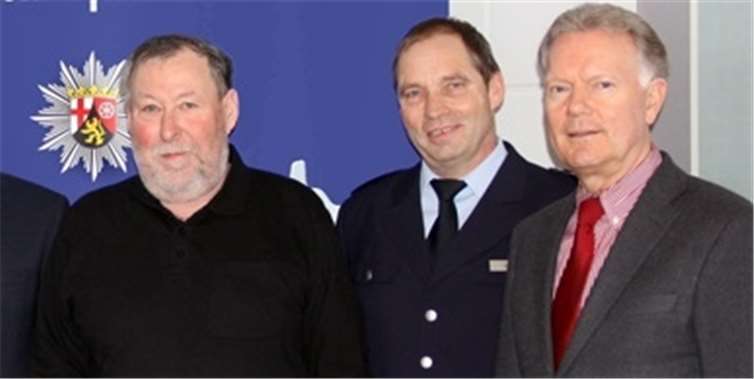 Zwei Bezirksbeamte verabschiedet V.l.: Polizeihauptkommissar Hans-Achim Knopp, Erster Polizeihauptkommissar Peter Jahnen, Polizeipräsident Wolfgang Fromm.privat
