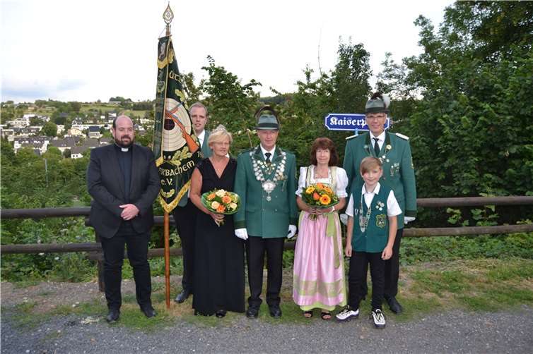V.l.: Präses Michael Maxeiner, Fähnrich Fabian Langen (hinten), Königin Brigitte Hopp, Kaiser Norbert Hopp, Liesel Karola Schmitt, Bambiniprinz Tim Ippendorf und 1. Brudermeister Wilhelm Langen. Copyright: St. Seb. Niederbachem e.V.
