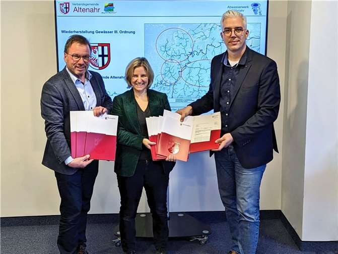 V.l.: Präsidenten der Struktur- und Genehmigungsdirektion (SGD) Nord, Wolfgang Treis, Klimaschutzministerin Katrin Eder (Grüne) und Bürgermeister Dominik Gieler. Foto: Verbandsgemeindeverwaltung Altenahr