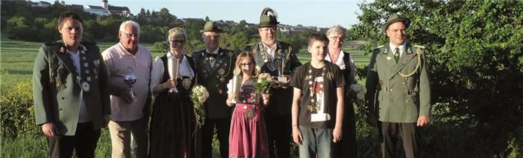 V.l.: Prinz Tim Keller, Bürgerkönig Herbert Müller, Schützenkönigin Edeltraud Eckhard und ihr Begleiter Ehemann Ulrich, Prinzessin Christin Rühle, Scheibenkönig Detlef Osiecki und seine Königin Renate, dazwischen Prinz Levin Montermann und rechts Brudermeister Christoph Nolden.privat