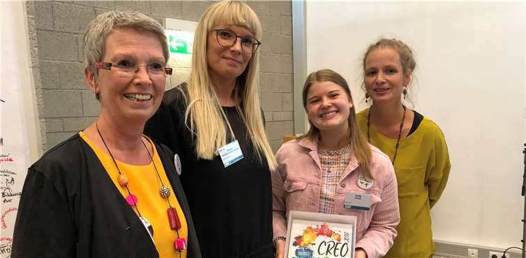 (V.l.) Prof. Dr. Daniela Braun (HS Koblenz), Prof. Dr. Nicole Krautkrämer-Merkt (HS-Koblenz), Emily Dauer (Preisträgerin), Conny Krause (1. VS Atelier mobil e. V.).privat