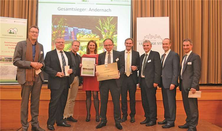 V.l.: Prof. Dr. Frank Lohrberg (RWTH Aachen), Dr. Andreas Mattner (Vorstandsvorsitzender Stiftung „Lebendige Stadt“), Lutz Kosack (Stadtplanungsamt Andernach), Heike Boomgaarden, Achim Hütten (Oberbürgermeister Andernach), Burkhard Jung (Oberbürgermeister Leipzig), Claus Peitz (Bürgermeister Andernach), Prof. Dr. Harald Kächele (Vorstandsvorsitzender Deutsche Umwelthilfe e.V.), Michael Spielmann (Bundesgeschäftsführer Deutsche Umwelthilfe e.V.).privat