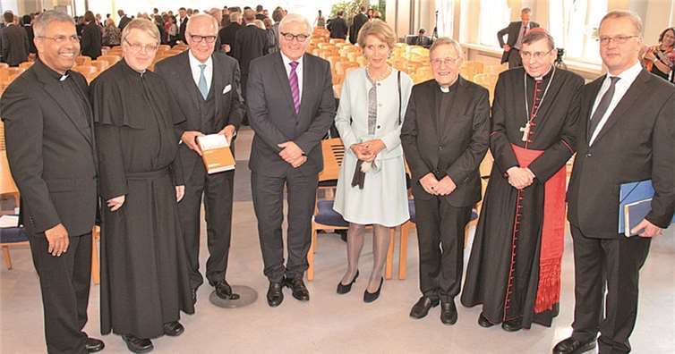 V.l.: Prof. Dr. George Augustin (KWKI), Prof. Dr. Paul Rheinbay SAC (Rektor PTHV), Prof. Dr. Dr. h. c. Brun-Hagen Hennerkes, Außenminister Frank-Walter Steinmeier, Christa Hennerkes, Walter Kardinal Kasper, Kurt Kardinal Koch, Prof. Dr. Markus Schulze SAC (Dekan Theologische Fakultät PTHV).AND