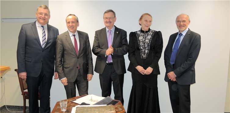 V.l.: Prof. Dr. Michael Matheus, Vorsitzender des Instituts für Geschichtliche Landeskunde, Prof. Dr. Konrad Wolf, Minister für Wissenschaft, Weiterbildung und Kultur, Josef Zolk, stellvertretender Vorsitzender der Deutschen Raiffeisengesellschaft, Sonja Hauertmann (Schauspielerin, spielt Raiffeisens Tochter Amalie), Günter Pflaum, Erster stellvertretender Leiter des Landesbibliothekszentrums Rheinland-Pfalz (LBZ).privat