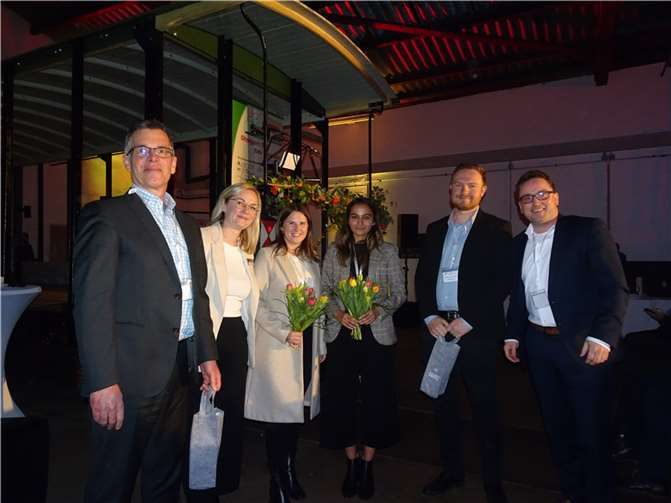 V.l: Prof.Dr. Holger Reinemann, Projektleiter DigiMIT; Angela Lunowa, Wirtschaftsförderin Bad Breisig,; Simone Ulrich, Lea Daiz und Hendrick Solscheid von DigiMIT; Bürgermeister Marcel Caspers. Foto: AKR
